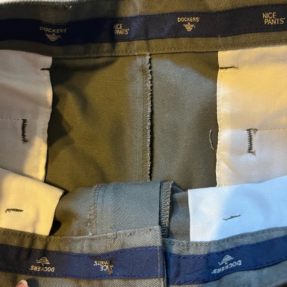 Mens Dockers Classic Fit Pleated Pants in khaki or Olive color  Size W34x32L - Picture 6 of 8